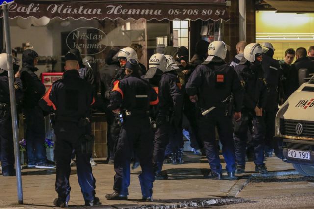 Η βροχή και οι αστυνομικές ενισχύσεις περιόρισαν τα επεισόδια στη Στοκχόλμη